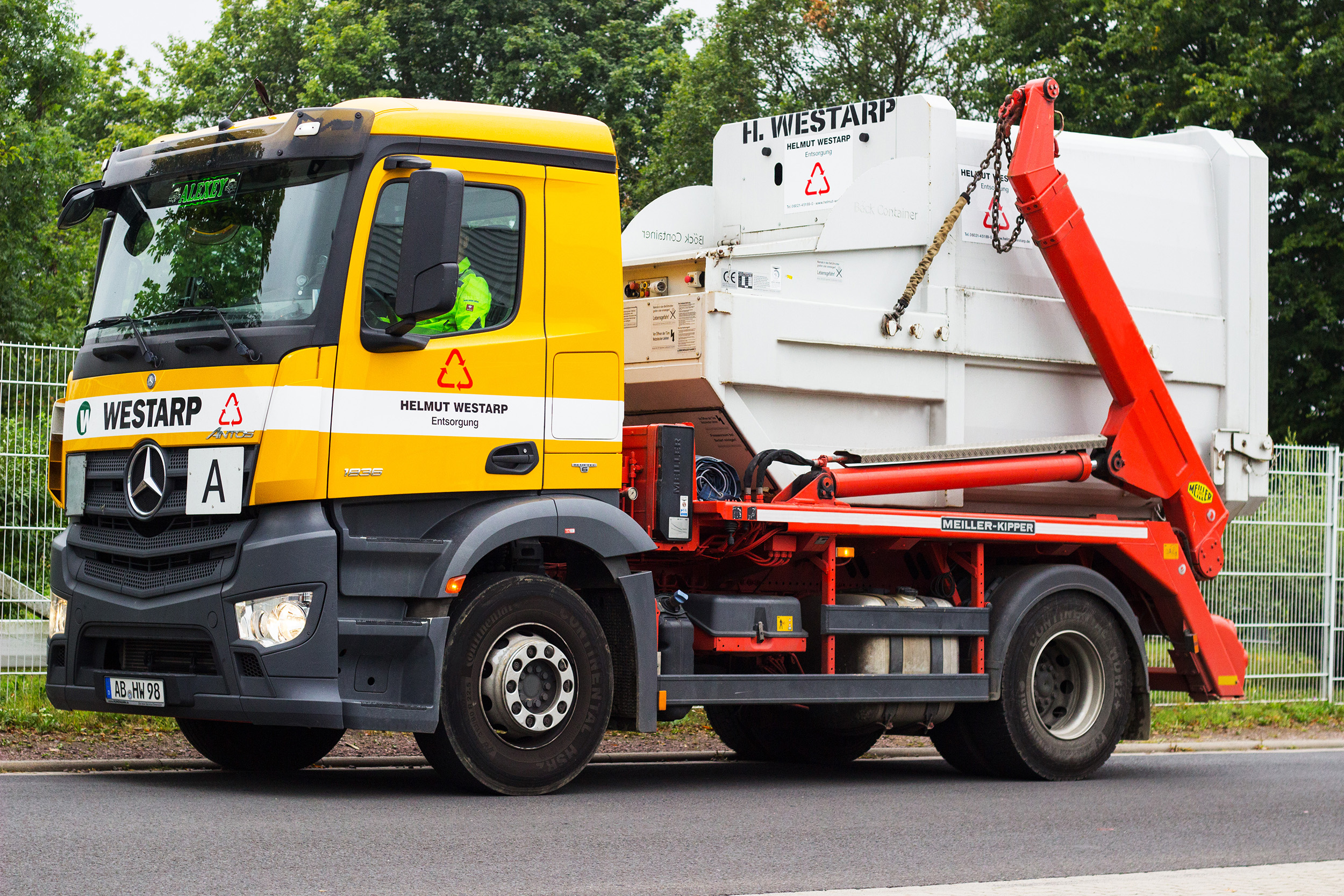 Absetzfahzeug mit 10 m³ Presscontainer